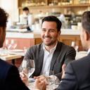 Beber Didyk, consultor de hostelería, conversando con responsables de un restaurante