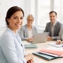 Choumicha Carana, consultora de administración, trabajando con un equipo en una oficina de Sevilla