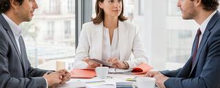 Consultora atendiendo a una empresa en una oficina de Sevilla