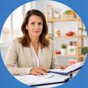 Consultora de recursos humanos revisando perfiles del sector agroalimentario en una oficina de Lebrija