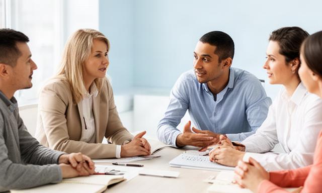Consultores de recursos humanos conversando con una empresa local en una sala de reuniones